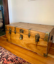 Load image into Gallery viewer, VINTAGE TRUNK